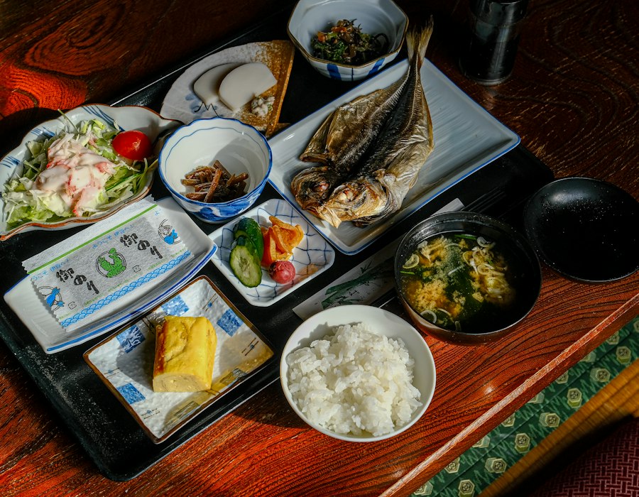 町の食堂の定食